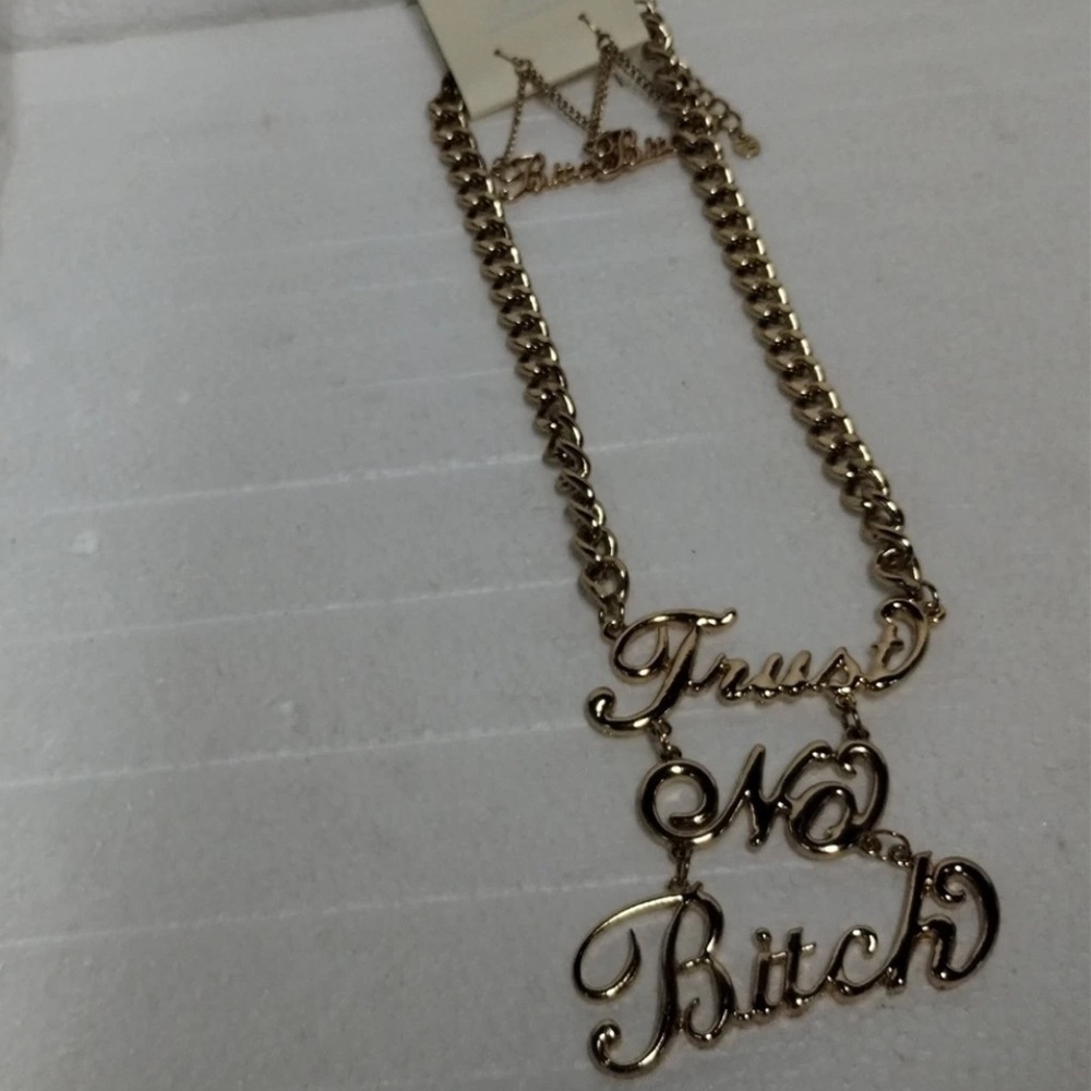 New Gold bold statement Necklace TRUST NO B.???…earring set Vintage 80/90s Retro